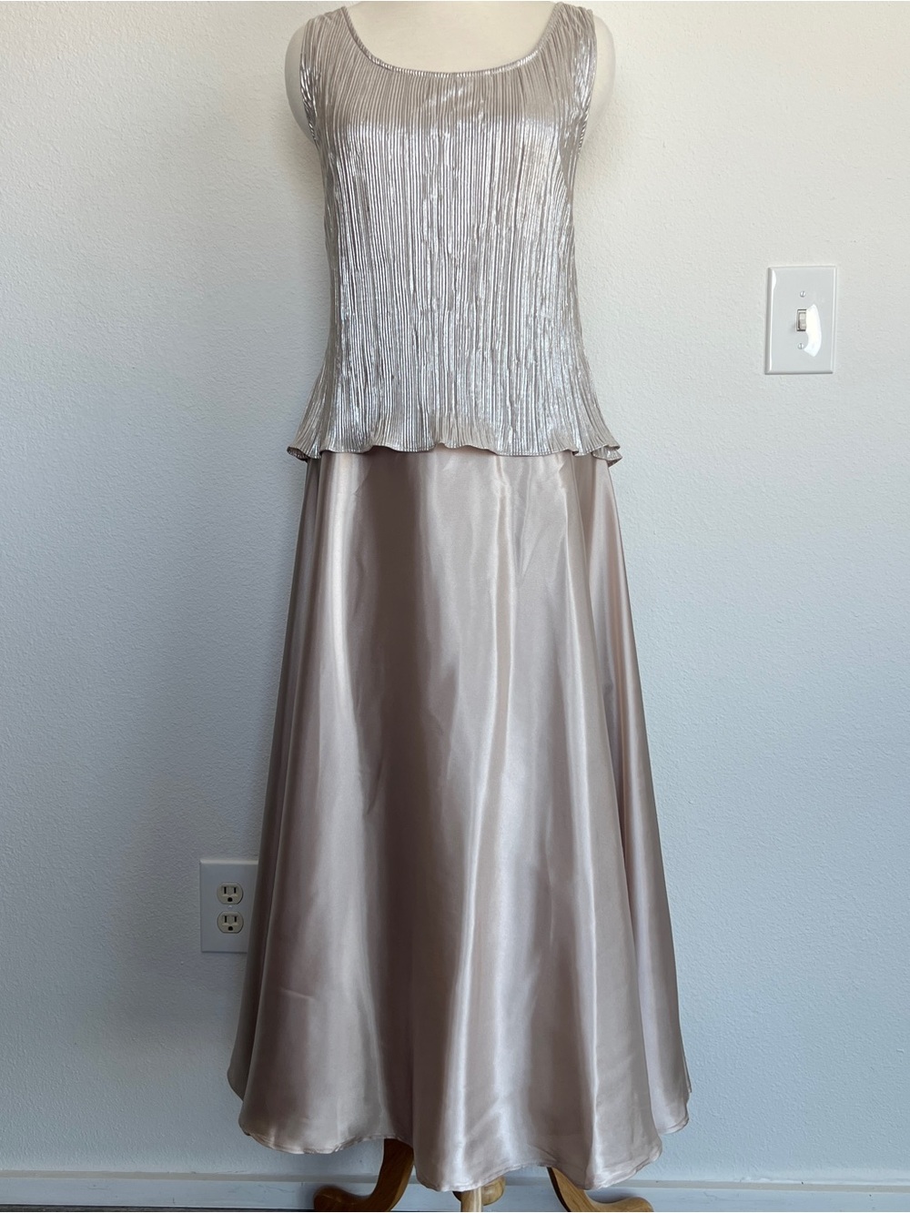 Cachet Formal Long Dress Silver Metallic Pleated Satin Vintage Women's Size 14
